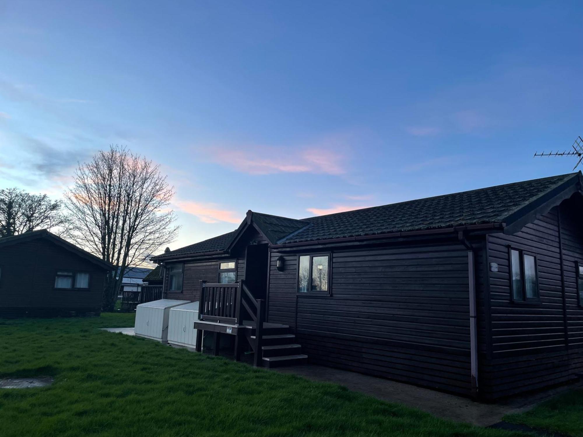 Cosy 3 Bed Lodge In Hoburne, Cotswolds South Cerney Esterno foto