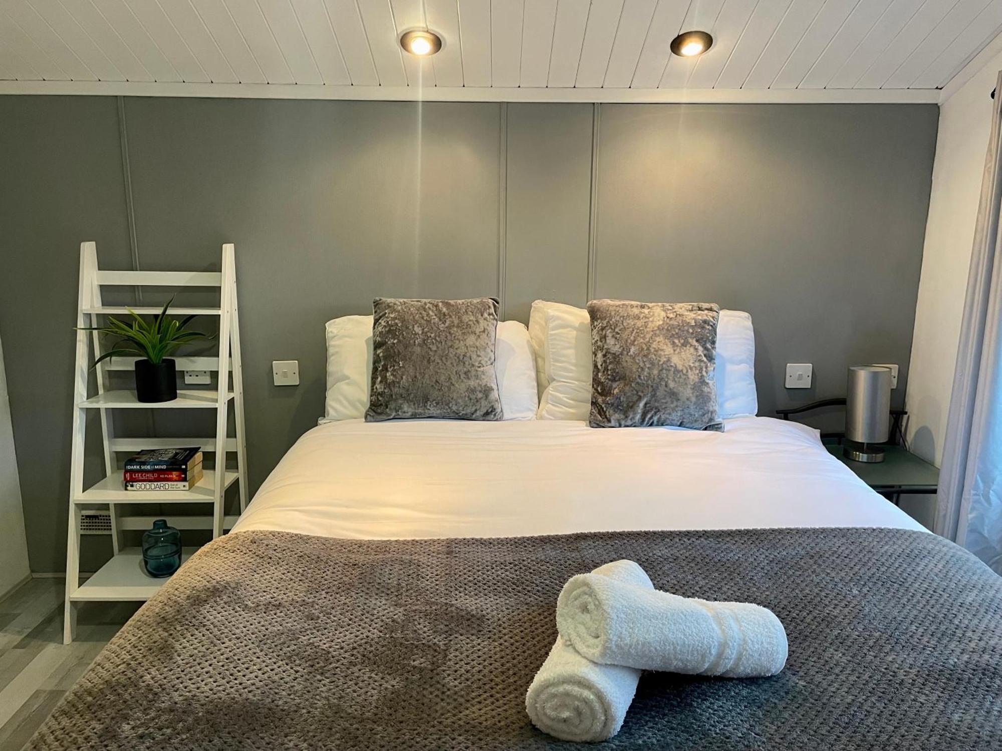 Cosy 3 Bed Lodge In Hoburne, Cotswolds South Cerney Esterno foto